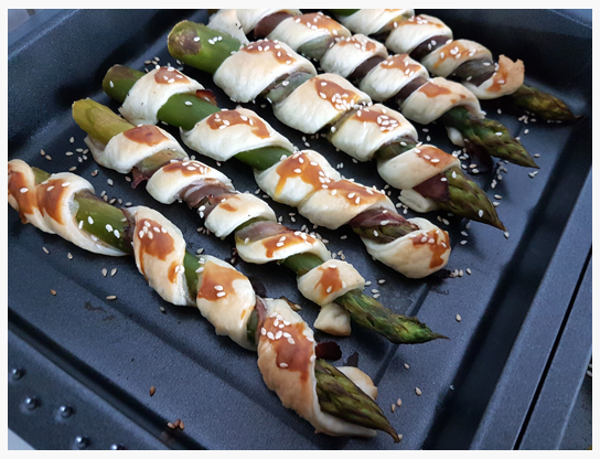 Spargel-Blätterteigstangen mit Schinken